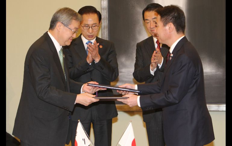 Ministro de Relaciones Exteriores de Corea del Sur,  Kim Sung-Hwan y Ministro de Relaciones Exteriores de Japón, Seiji Maehara. AFP  /