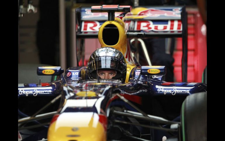 Sebastian Vettel consiguió la punta en la arrancada de la carrera de hoy, la última de F1. REUTERS  /