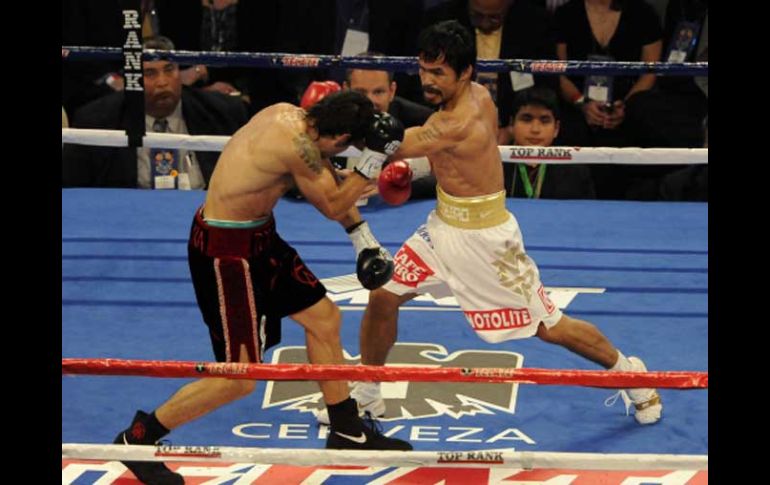 Manny Pacquiao (der.) fue superior en todo momento a Antonio Margarito. AFP  /