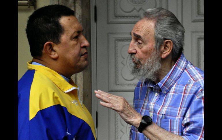 Fidel Castro (derecha) se reunió con su homólogo venezolano, Hugo Chávez (izquierda) el pasado martes. AP  /