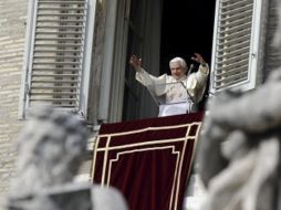 El papa Benedicto XVI saluda a los feligreses que acudieron a la Plaza de San Pedro para asistir al rezo del Ángelus. EFE  /