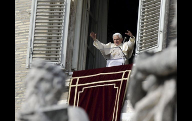 El papa Benedicto XVI saluda a los feligreses que acudieron a la Plaza de San Pedro para asistir al rezo del Ángelus. EFE  /