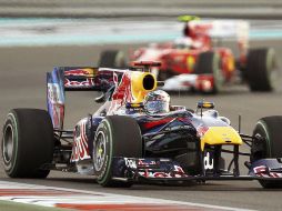 El piloto alemán de Red Bull, Sebastian Vettel, delante del español de Ferrari, Fernando Alonso, durante el Gran Premio de Abu Dabi.EFE  /