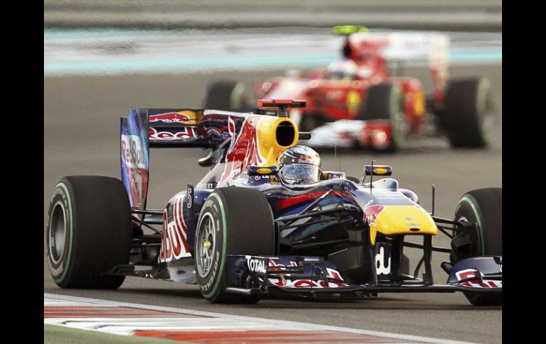 El piloto alemán de Red Bull, Sebastian Vettel, delante del español de Ferrari, Fernando Alonso, durante el Gran Premio de Abu Dabi.EFE  /