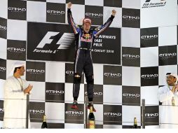 Sebastian Vettel (c), celebra en el podio la victoria conseguida en el Gran Premio de Abu Dabi. EFE  /