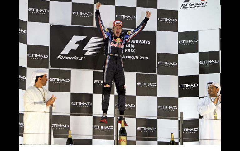 Sebastian Vettel (c), celebra en el podio la victoria conseguida en el Gran Premio de Abu Dabi. EFE  /