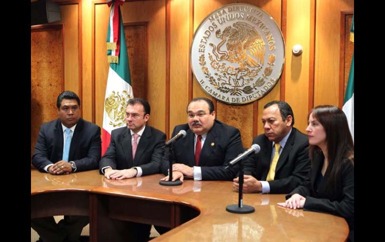 El presidente de la mesa directiva de la Cámara de Diputados, Jorge Carlos Ramírez Marín, y representantes del PRI, PAN y PRD. SUN  /