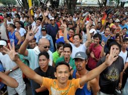 Los fanáticos de Manny Pacquiao festejando el triunfo del boxeador. AFP  /