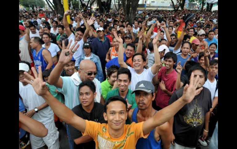 Los fanáticos de Manny Pacquiao festejando el triunfo del boxeador. AFP  /