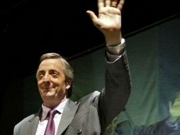 Néstor Kirchner saluda a sus partidarios el 22 de abril de 2003. AFP  /