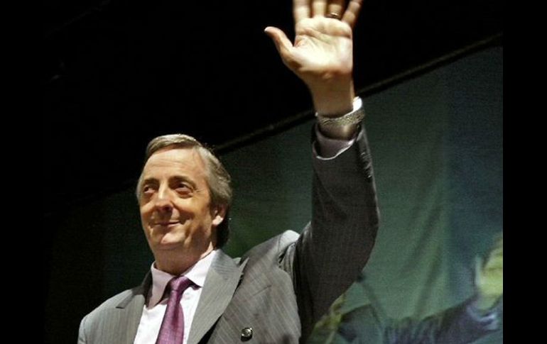 Néstor Kirchner saluda a sus partidarios el 22 de abril de 2003. AFP  /