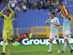 El portero y jugadores del Lazio salen de la cancha satisfechos tras su victoria. AFP  /