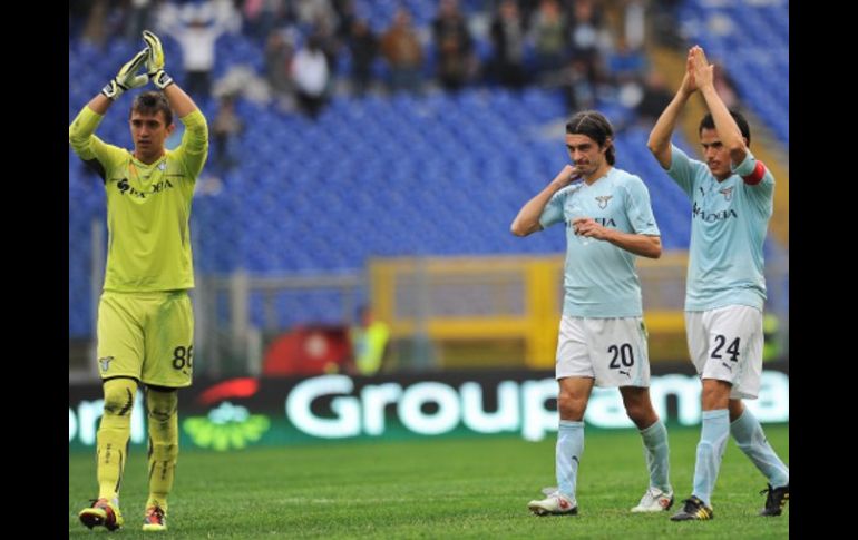 El portero y jugadores del Lazio salen de la cancha satisfechos tras su victoria. AFP  /