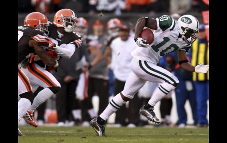 Santonio Holmes corriendo con el dominio del balón. REUTERS  /