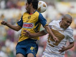 Daniel Márquez (izq.) disputa el balón con Darío Verón en el partido de hoy. AFP  /