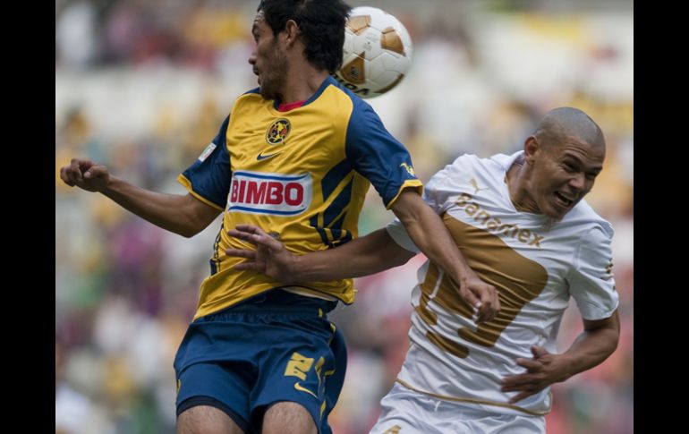 Daniel Márquez (izq.) disputa el balón con Darío Verón en el partido de hoy. AFP  /