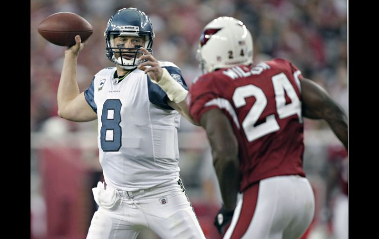 Matt Hasselbeck lanza el balón ante la mirada de Adrian Wilson. AP  /