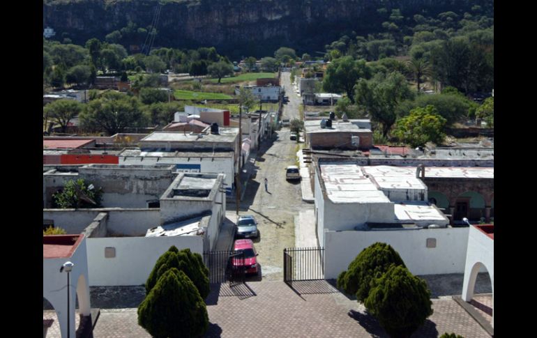 Los habitantes de Temacapulín reclaman que poseen una orden judicial para suspender las obras del nuevo centro de población. E. PACHECO  /