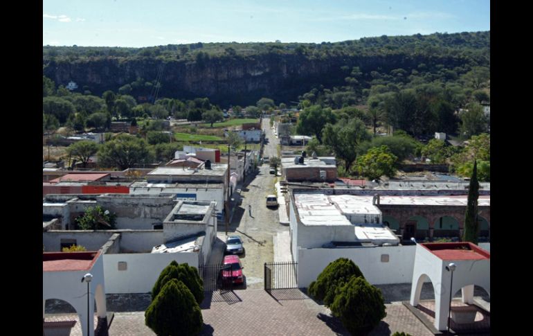 Los habitantes de Temacapulín reclaman que poseen una orden judicial para suspender las obras del nuevo centro de población. E. PACHECO  /