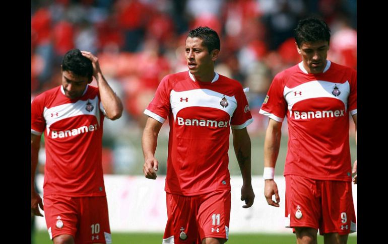 Jugadores del Toluca, tristes tras el empate ante Atlante que resultó insuficiente para sus aspiraciones. MEXSPORT  /