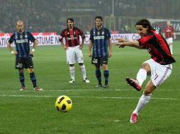 Zlatan Ibrahimovic cobra el penal ante la mirada de los jugadores del Inter. AP  /