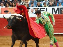 El torero español Miguel Ángel Perera Díaz, lidia a su primer toro de la tarde, Emiliano, de 535 kilogramos. EFE  /