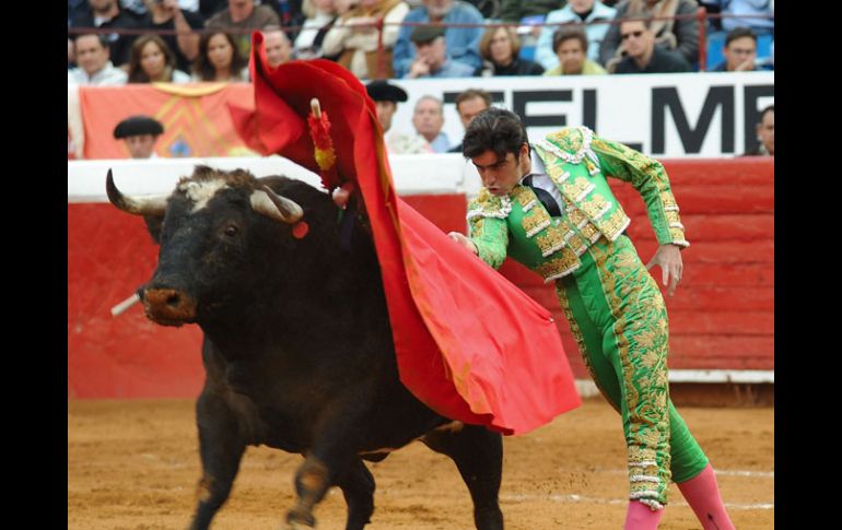 El torero español Miguel Ángel Perera Díaz, lidia a su primer toro de la tarde, Emiliano, de 535 kilogramos. EFE  /