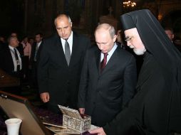 El primer ministro de Bulgaria, Boiko Borisov observa los restos de quien dicen es el santo, en la Catedral de Sofía. AP  /