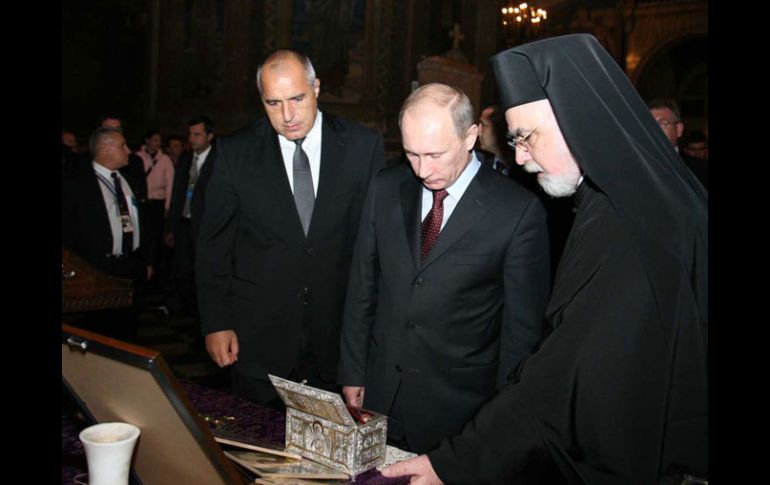 El primer ministro de Bulgaria, Boiko Borisov observa los restos de quien dicen es el santo, en la Catedral de Sofía. AP  /