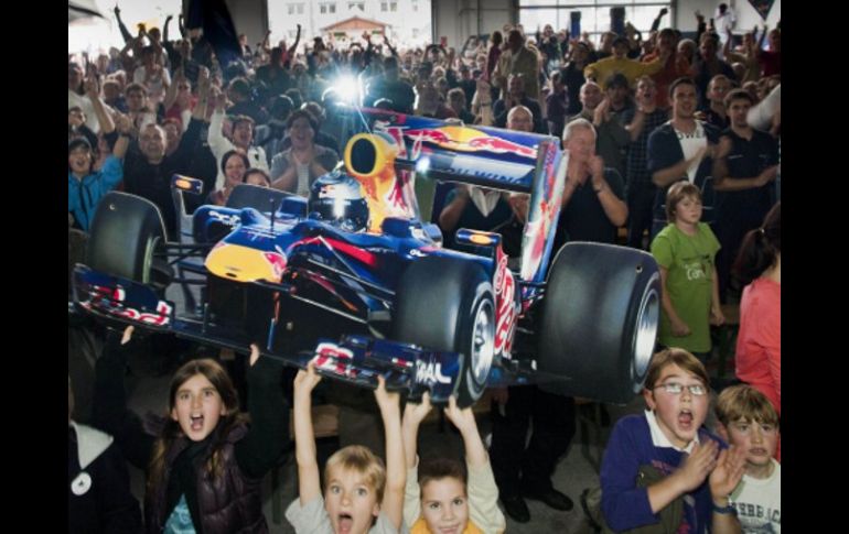 La gente de Alemania festejando la victoria de Sebastian Vettel. AFP  /