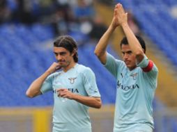 El jugador de la Lazio Christian Ledesma (der.) al final del partido frente al Nápoles. AFP  /