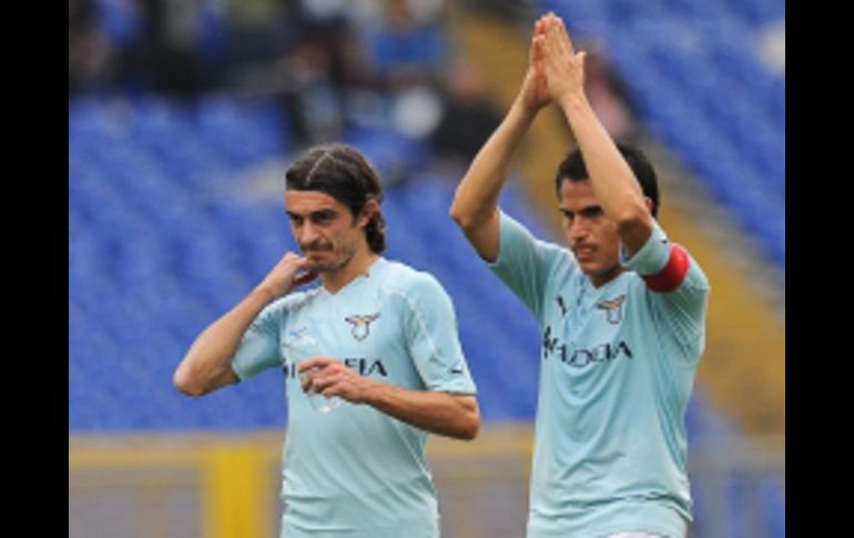 El jugador de la Lazio Christian Ledesma (der.) al final del partido frente al Nápoles. AFP  /