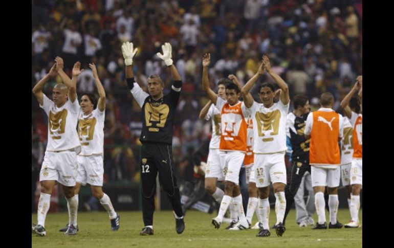 Los Pumas al término de su encuentro ante el América a quien vencieron y pudieron clasificar a la Liguilla.  EFE  /