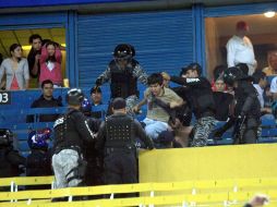 Integrantes de porras de Atlas y la Policía de Guadalajara se enfrentaron el 13 de noviembre en el Estadio Jalisco. NTX  /