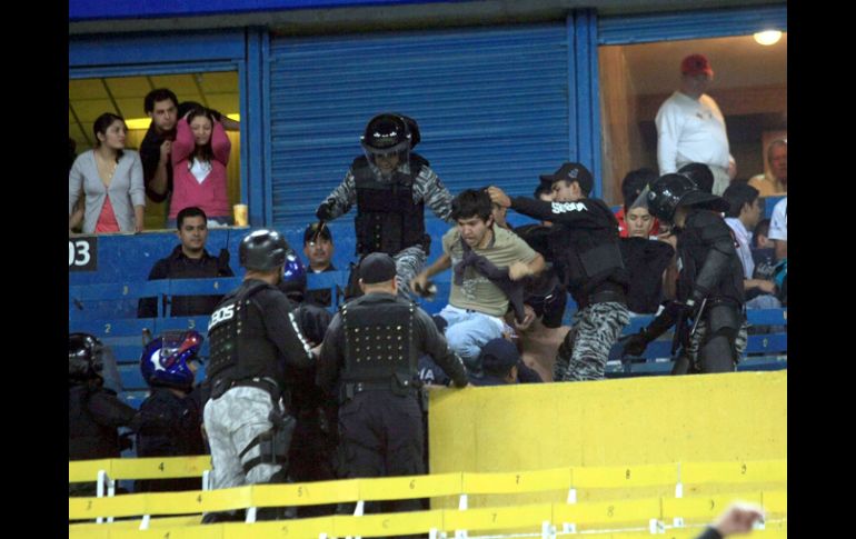 Integrantes de porras de Atlas y la Policía de Guadalajara se enfrentaron el 13 de noviembre en el Estadio Jalisco. NTX  /