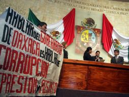 El secretario general de Gobierno de Oaxaca, durante la entrega del último documento de labores de Ulises Ruiz Ortiz. NTX  /