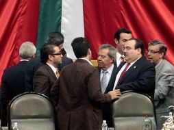 El presidente de la Cámara de Diputados, Jorge Carlos Ramírez Marín, dialoga con otros legisladores en la tribuna. EL UNIVERSAL  /