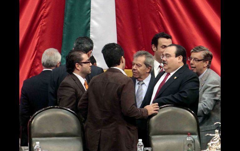 El presidente de la Cámara de Diputados, Jorge Carlos Ramírez Marín, dialoga con otros legisladores en la tribuna. EL UNIVERSAL  /