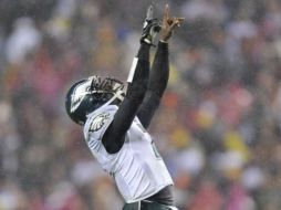 Michael Vick de las Águilas de Filadelfia festejando la victoria ante Pieles Rojas de Washington. AP  /