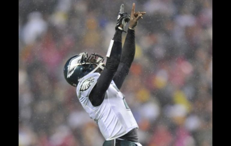 Michael Vick de las Águilas de Filadelfia festejando la victoria ante Pieles Rojas de Washington. AP  /