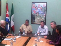 El gobernador (segundo de der. a izq.) en reunión con autoridades deportivas de Cuba. ESPECIAL  /