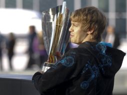 El piloto alemán Sebastian Vettel con su trofeo de Fórmula 1. REUTERS  /