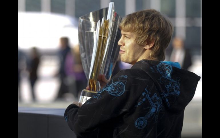 El piloto alemán Sebastian Vettel con su trofeo de Fórmula 1. REUTERS  /