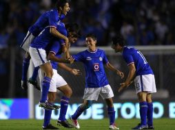 Los jugadores del equipo celeste festejando su cierre perfecto del Apertura 2010. MEXSPORT  /