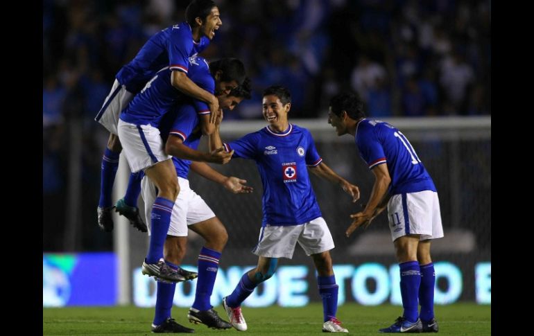 Los jugadores del equipo celeste festejando su cierre perfecto del Apertura 2010. MEXSPORT  /