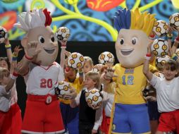 Las mascotas de la Eurocopa 2012 aún no tienen nombre pero ya fueron presentadas ante la UEFA. EFE  /