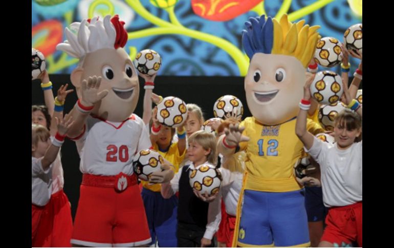 Las mascotas de la Eurocopa 2012 aún no tienen nombre pero ya fueron presentadas ante la UEFA. EFE  /