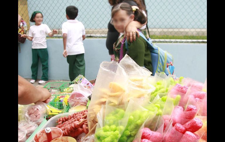 La propuesta complementa las reformas para prohibir la venta de comida chatarra en escuelas primarias y secundarias. ARCHIVO  /