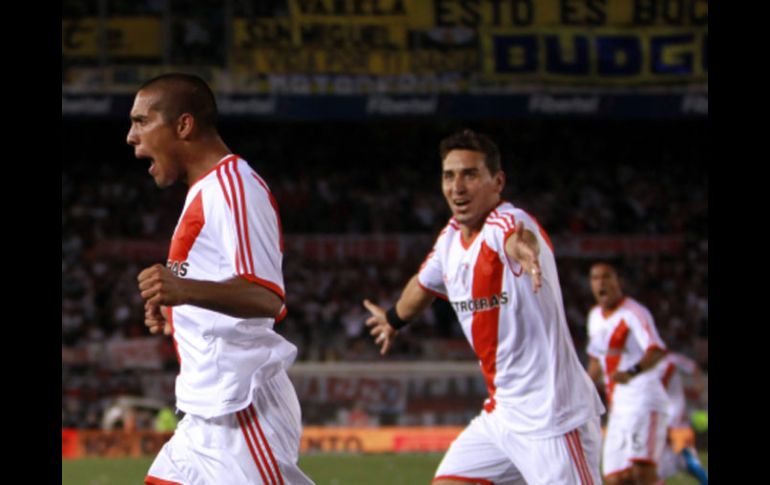 El ex jugador de Boca, Jonatan Maidana (izq), marcó el gol de la victoria y su primer tanto en la primera división. EFE  /