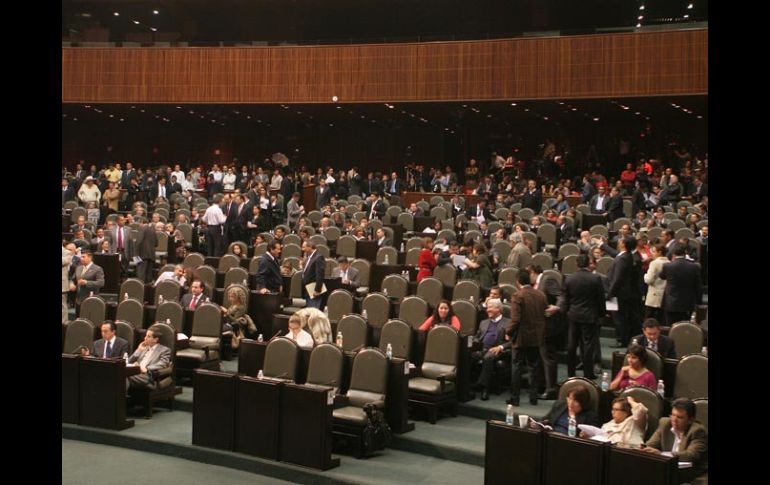 Legisladores durante la sesión de hoy en la Cámara de Diputados, en la que se aprobó el Presupuesto de Egresos. EFE  /